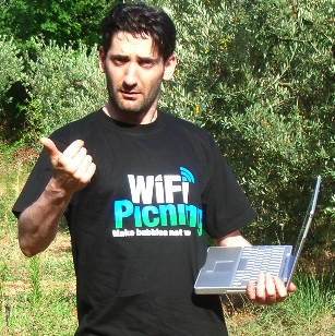 Auttostoping at ze wifipicnic by Natacha QS